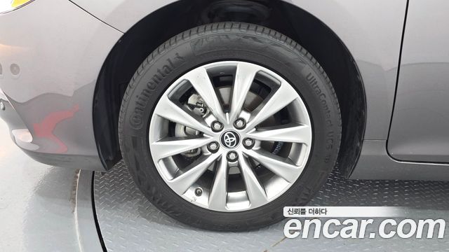 Toyota Camry Hybrid LE — пробег 70 739 км — фото 5 из 5